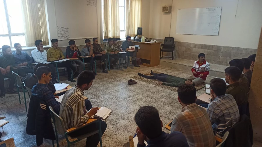 به همت کانون هلال احمر واحد دانشور برگزار شد:  
دوره مهارتی آموزش کمک های اولیه  8