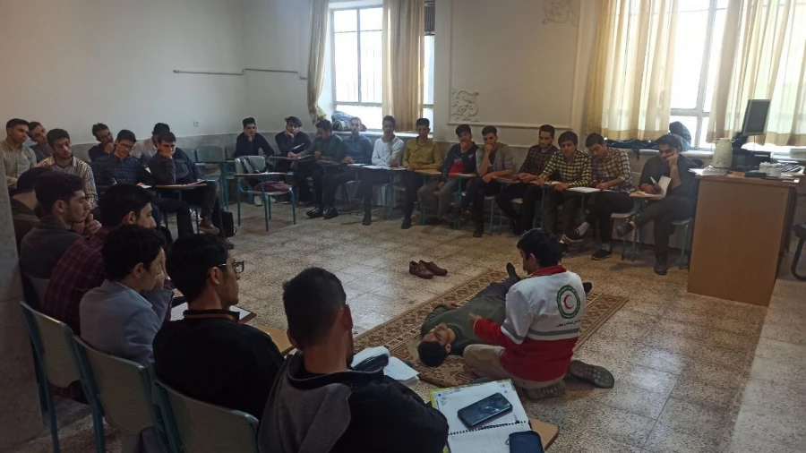 به همت کانون هلال احمر واحد دانشور برگزار شد:  
دوره مهارتی آموزش کمک های اولیه  9