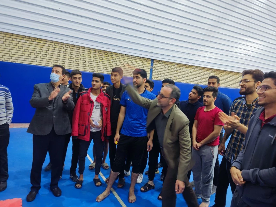 همزمان با فرارسیدن روز دانشجو برگزار شد : 
مسابقات طناب کشی و دارت ویژه دانشجویان واحد دانشور  4