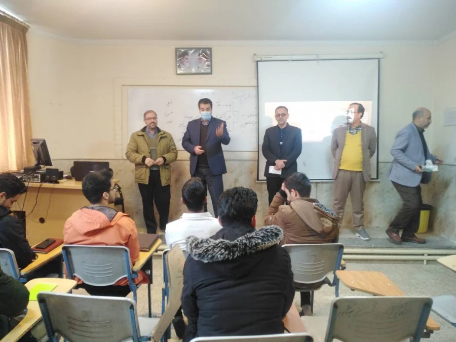 همزمان با فرارسیدن روز دانشجو انجام شد : 
تبریک به دانشجویان و توزیع شیرینی در کلاسهای درس 5