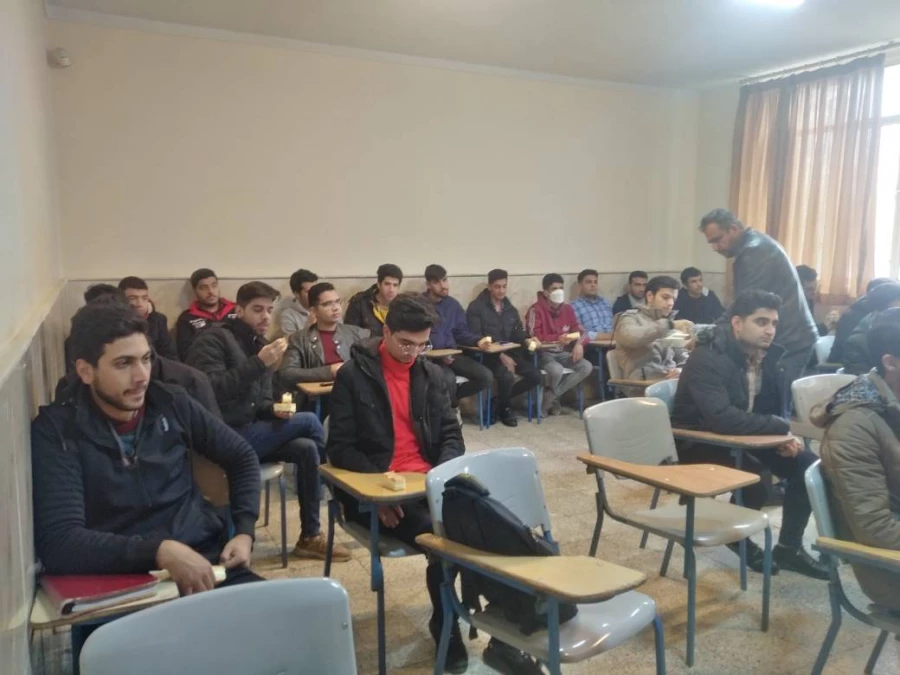 همزمان با فرارسیدن روز دانشجو انجام شد : 
تبریک به دانشجویان و توزیع شیرینی در کلاسهای درس 8