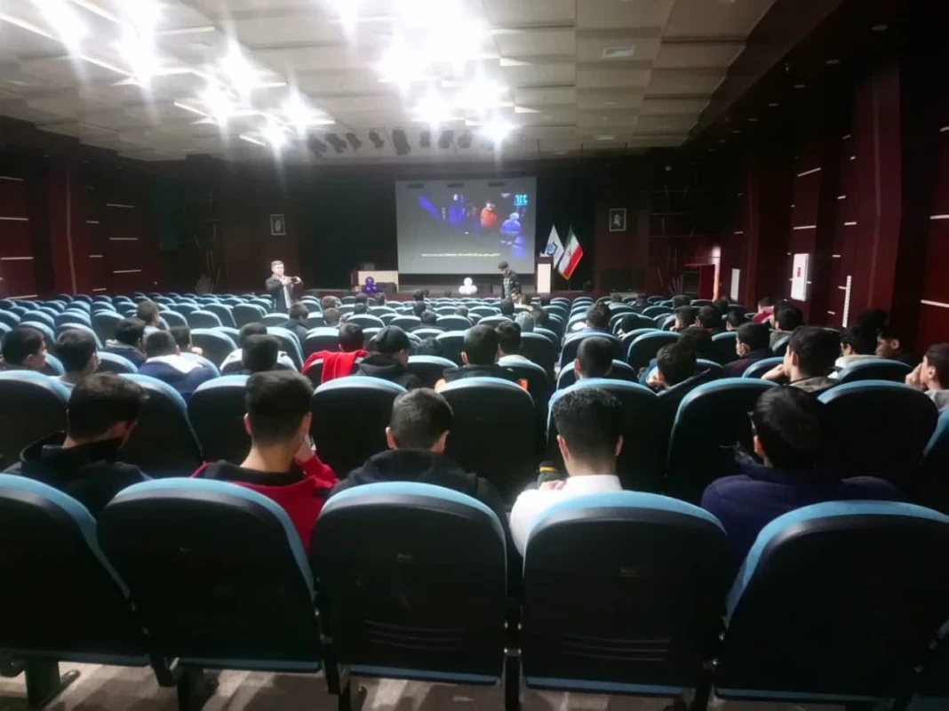 همزمان با هفته پژوهش برگزار شد : 
شرکت دانشجویان واحد دانشور در همایش فیزیک و کاربرد آن در زندگی در دانشگاه نیشابور  4