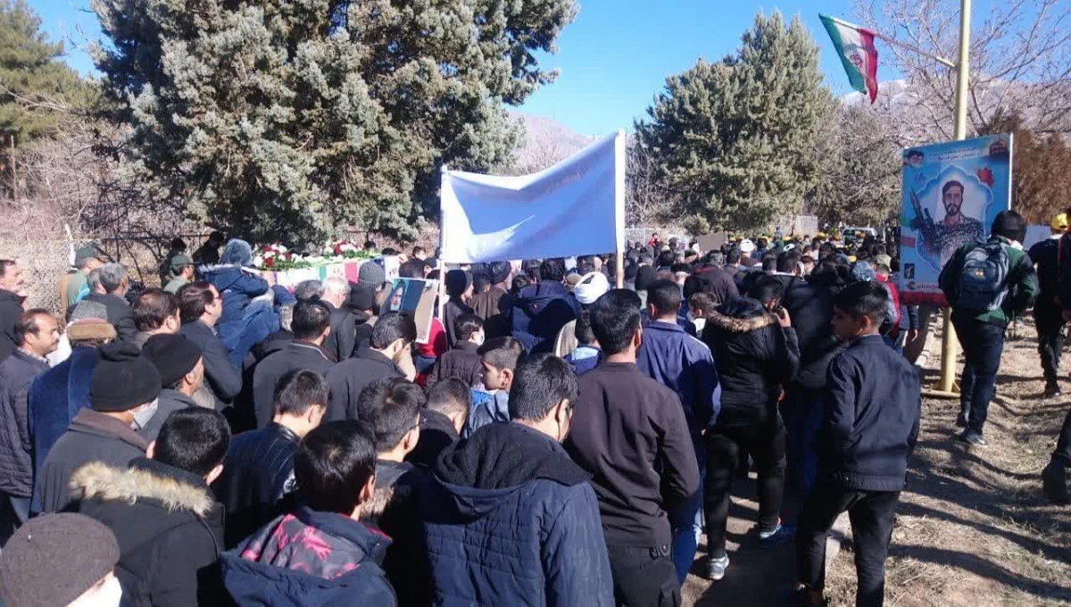 همزمان با سومین سالروز شهادت سردار عزیز حاج قاسم سلیمانی برگزار شد : 
حضور اساتید ، دانشجویان و کارکنان واحد دانشور در مراسم تشییع و تدفین شهید گمنام  2