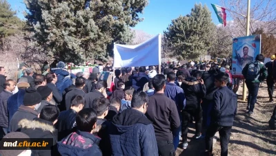 همزمان با سومین سالروز شهادت سردار عزیز حاج قاسم سلیمانی برگزار شد : 
حضور اساتید ، دانشجویان و کارکنان واحد دانشور در مراسم تشییع و تدفین شهید گمنام 