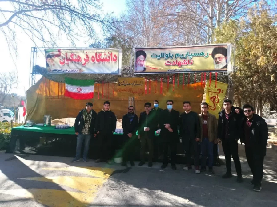 همزمان با سومین سالروز شهادت سردار عزیز حاج قاسم سلیمانی برگزار شد : 
حضور اساتید ، دانشجویان و کارکنان واحد دانشور در مراسم تشییع و تدفین شهید گمنام  4