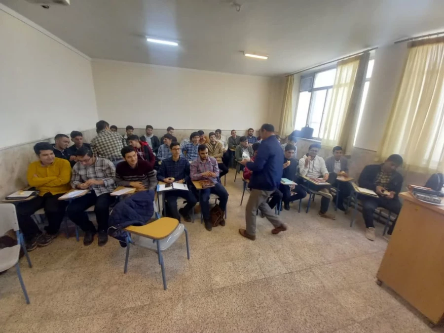 همزمان با اعیاد شعبانیه و فرارسیدن هفته جوان انجام شد : 
توزیع شیرینی و اهدای هدیه به دانشجویان در کلاسهای درس  3