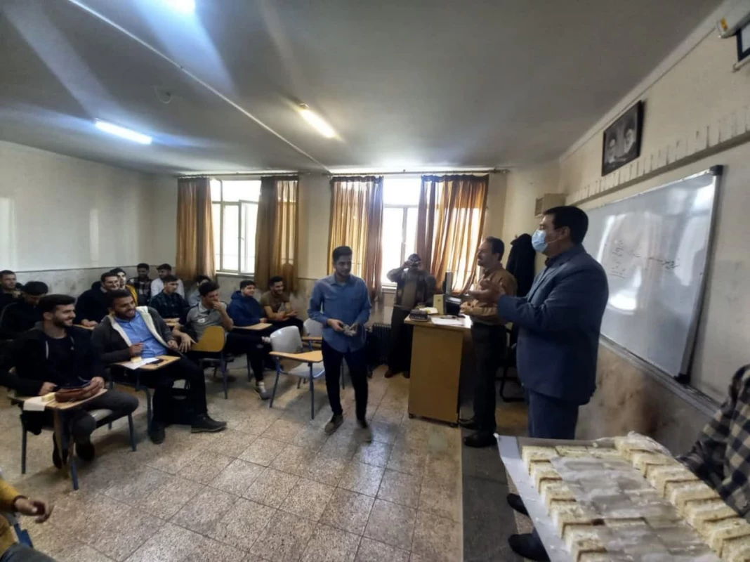 همزمان با اعیاد شعبانیه و فرارسیدن هفته جوان انجام شد : 
توزیع شیرینی و اهدای هدیه به دانشجویان در کلاسهای درس  4