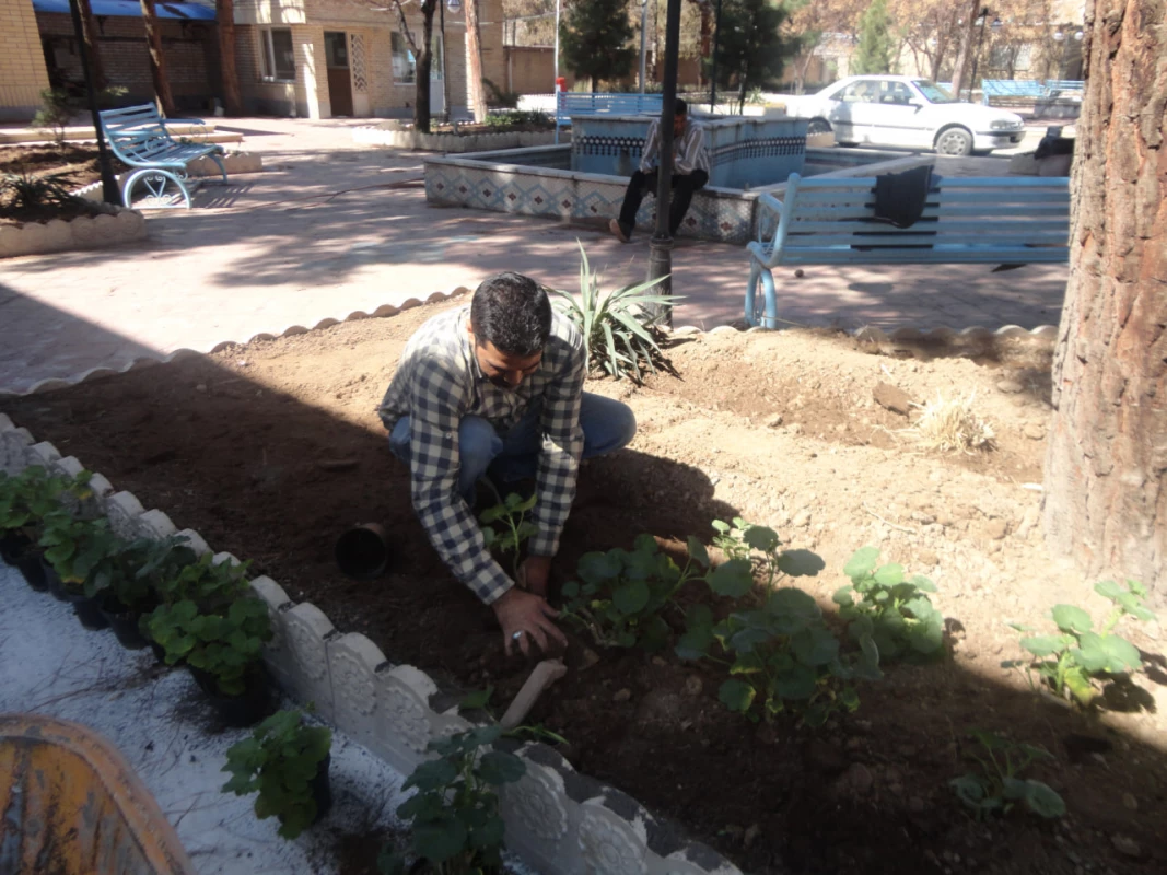 همزمان با روز درختکاری انجام شد : 
غرس نهال و کاشت گل در محوطه دانشگاه فرهنگیان واحد دانشور  4