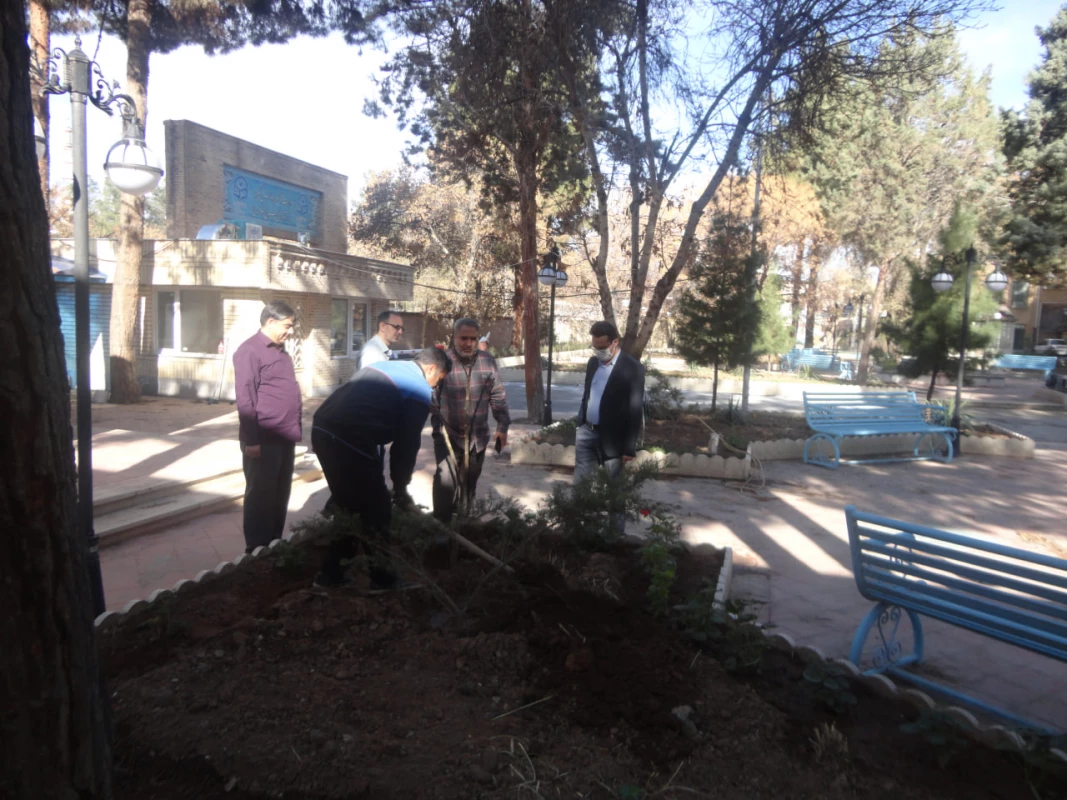 همزمان با روز درختکاری انجام شد : 
غرس نهال و کاشت گل در محوطه دانشگاه فرهنگیان واحد دانشور  8