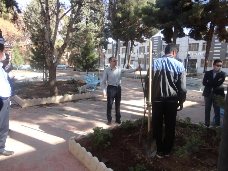 همزمان با روز درختکاری انجام شد : 
غرس نهال و کاشت گل در محوطه دانشگاه فرهنگیان واحد دانشور  9