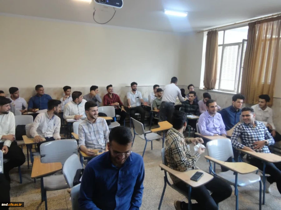 همزمان با  12 اردیبهشت ماه ، روز بزرگداشت مقام معلم و استاد انجام شد
حضور رئیس دانشگاه و کارکنان در کلاسهای درس و عرض تبریک به اساتید و دانشجویان و توزیع شیرینی  2