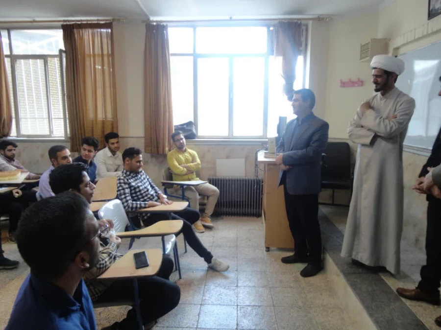 همزمان با  12 اردیبهشت ماه ، روز بزرگداشت مقام معلم و استاد انجام شد
حضور رئیس دانشگاه و کارکنان در کلاسهای درس و عرض تبریک به اساتید و دانشجویان و توزیع شیرینی  3