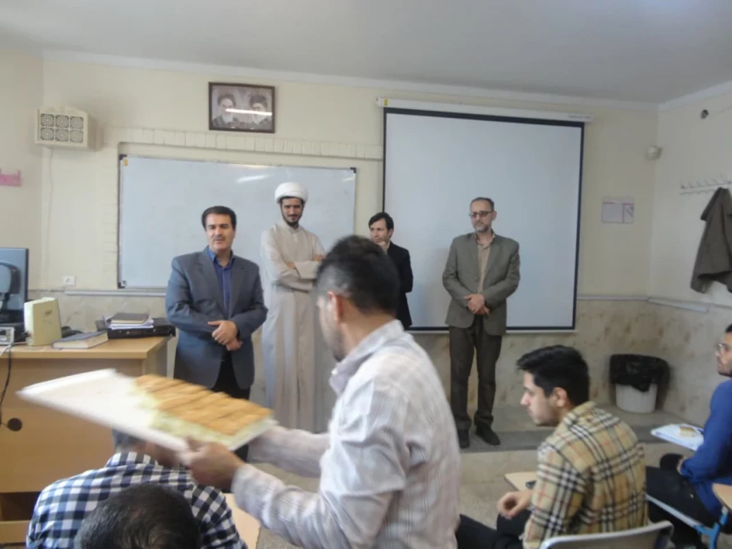 همزمان با  12 اردیبهشت ماه ، روز بزرگداشت مقام معلم و استاد انجام شد
حضور رئیس دانشگاه و کارکنان در کلاسهای درس و عرض تبریک به اساتید و دانشجویان و توزیع شیرینی  4