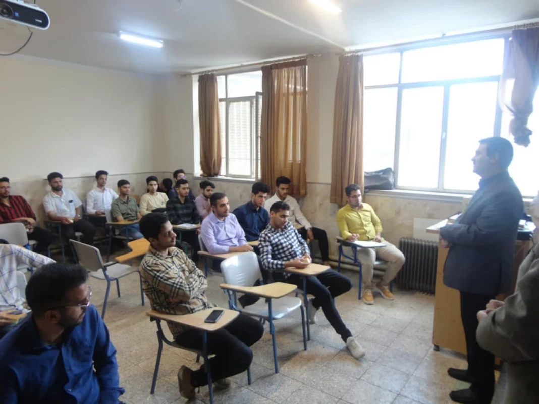 همزمان با  12 اردیبهشت ماه ، روز بزرگداشت مقام معلم و استاد انجام شد
حضور رئیس دانشگاه و کارکنان در کلاسهای درس و عرض تبریک به اساتید و دانشجویان و توزیع شیرینی  5