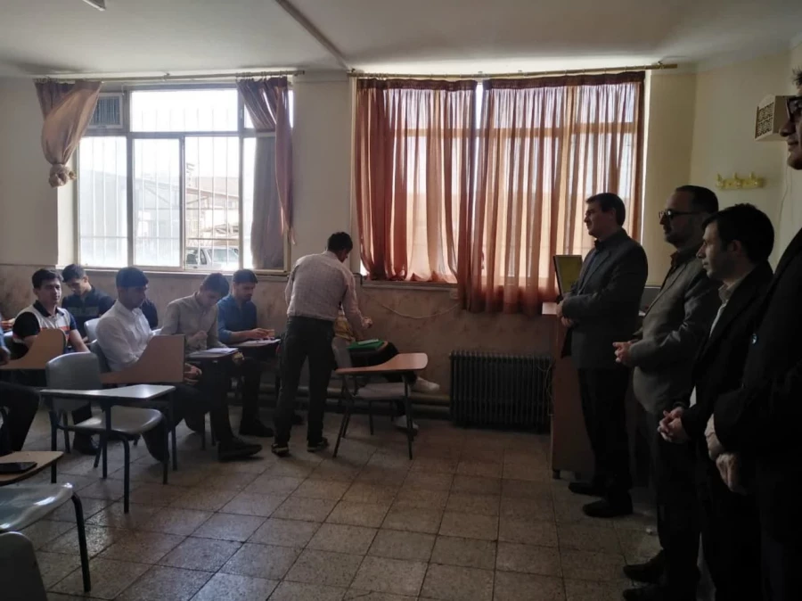 همزمان با  12 اردیبهشت ماه ، روز بزرگداشت مقام معلم و استاد انجام شد
حضور رئیس دانشگاه و کارکنان در کلاسهای درس و عرض تبریک به اساتید و دانشجویان و توزیع شیرینی  2