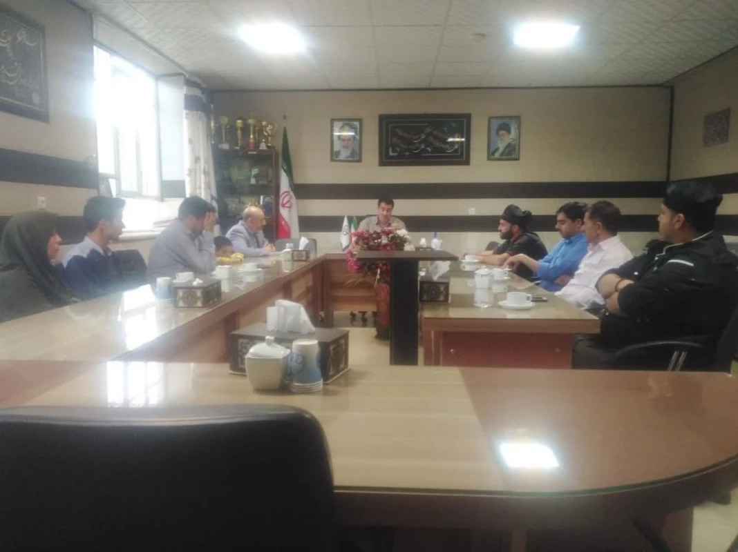 با حضور کارکنان مجموعه سلف سرویس و آشپزخانه انجام شد : 
جلسه هماهنگی در خصوص راه کارهای حفظ و ارتقای کیفیت طبخ و توزیع غذا 3