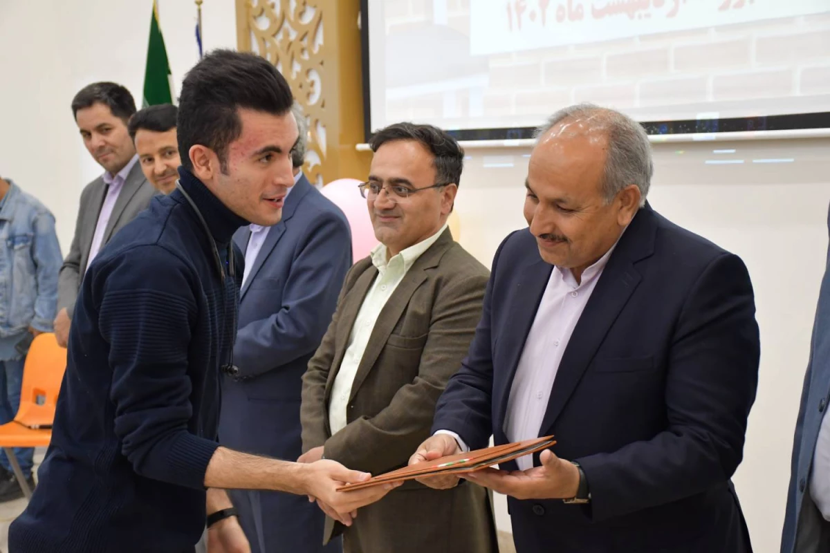 در هفته بزرگداشت مقام معلم و دهه ی سرآمدی آموزش انجام شد : 
جشن سپاس از مقام معلم و استاد  12