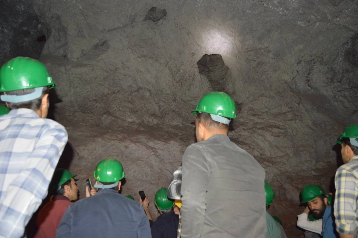 در ادامه برنامه های دهه سرآمدی آموزش انجام شد : 
بازدید دانشجویان از معادن نمک و فیروزه شهرستان نیشابور  2