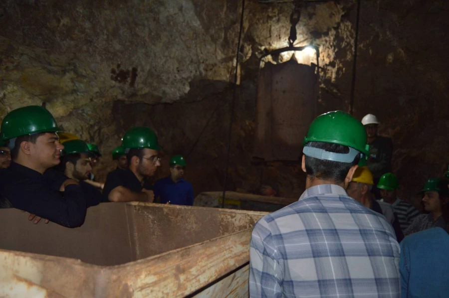 در ادامه برنامه های دهه سرآمدی آموزش انجام شد : 
بازدید دانشجویان از معادن نمک و فیروزه شهرستان نیشابور  3