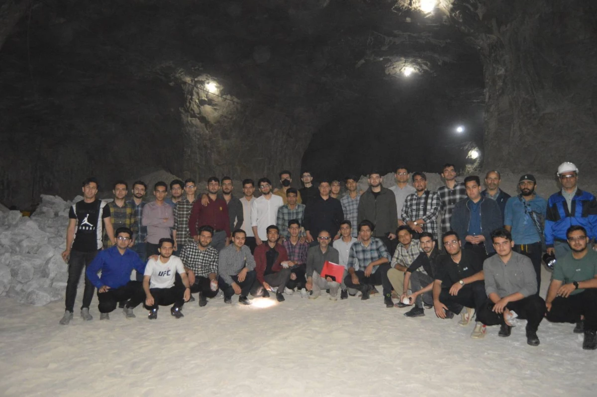 در ادامه برنامه های دهه سرآمدی آموزش انجام شد : 
بازدید دانشجویان از معادن نمک و فیروزه شهرستان نیشابور  4