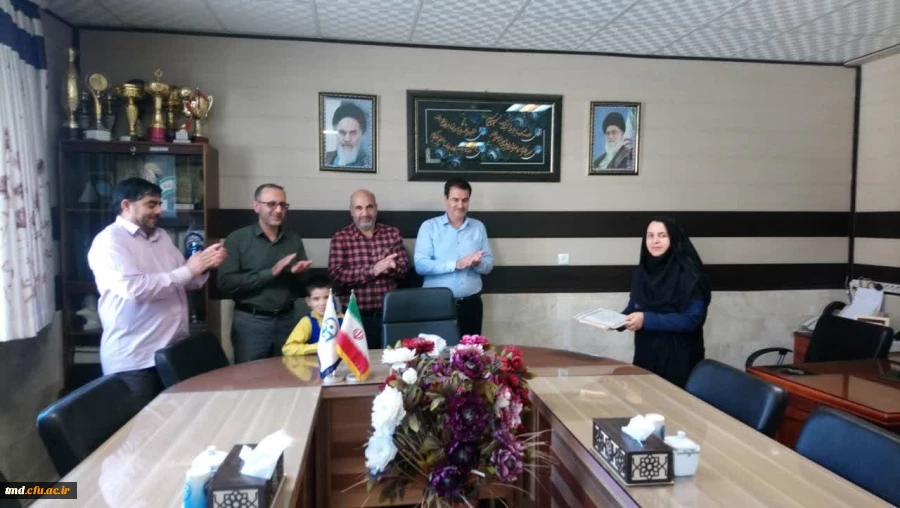 همزمان با روز جهانی ارتباطات و روابط عمومی صورت گرفت : 
تقدیر و تجلیل از سرکار خانم اولادی مسئول روابط عمومی واحد  دانشور  2