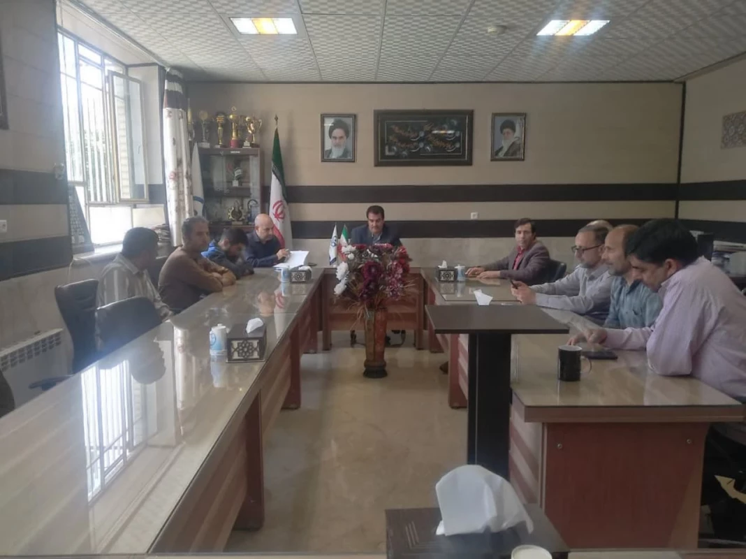 با حضور کارکنان واحد دانشور انجام شد : 
جلسه شورای اداری دانشگاه  2