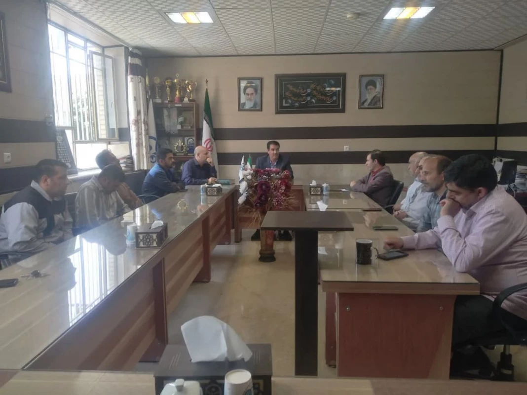 با حضور کارکنان واحد دانشور انجام شد : 
جلسه شورای اداری دانشگاه  3