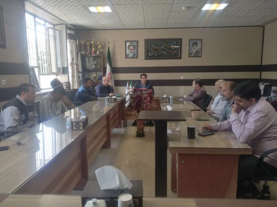 با حضور کارکنان واحد دانشور انجام شد : 
جلسه شورای اداری دانشگاه  3