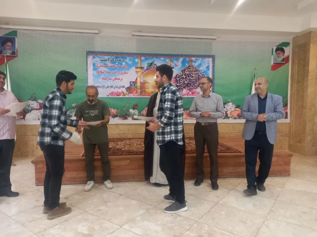 با حضور مسئولان واحد دانشور انجام  شد : 
تجلیل و تقدیر از دانشجویان جهادی واحد دانشور در خانه فرزندان امام علی ( ع)  2
