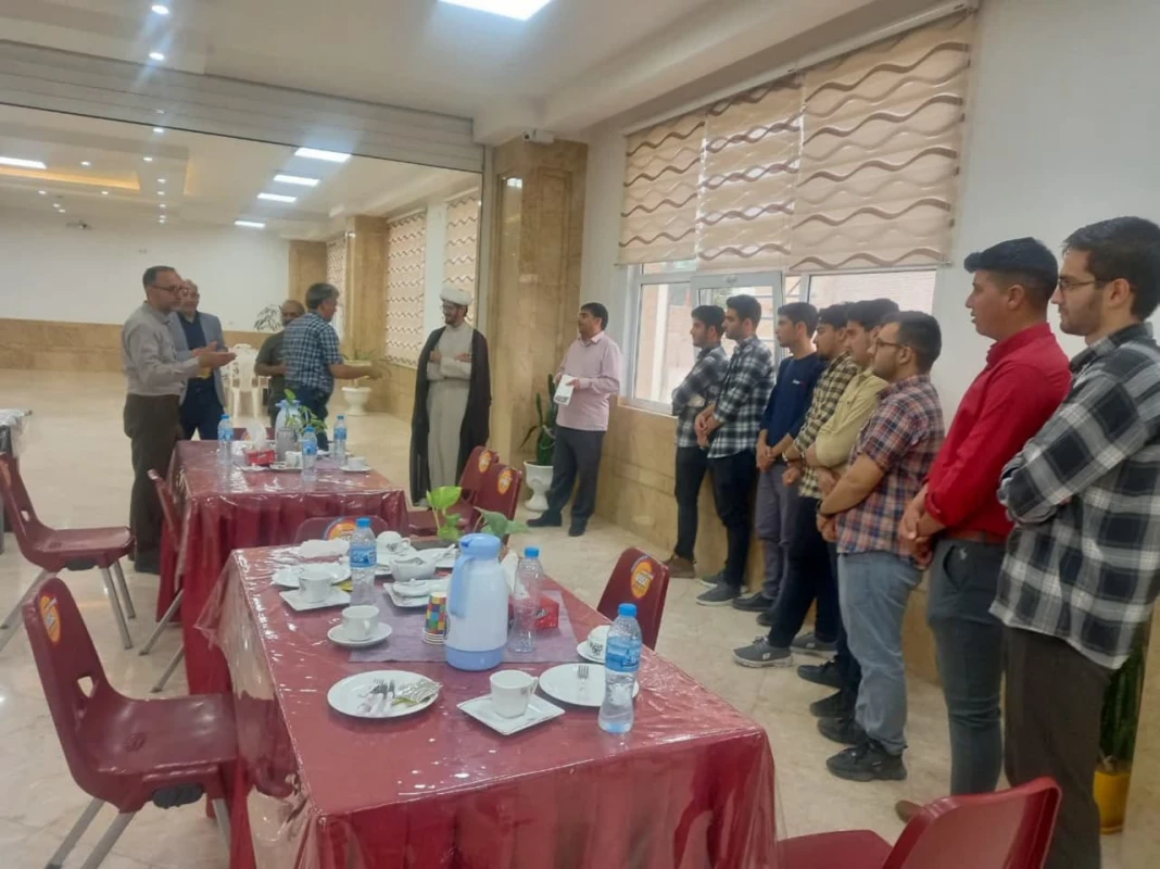 با حضور مسئولان واحد دانشور انجام  شد : 
تجلیل و تقدیر از دانشجویان جهادی واحد دانشور در خانه فرزندان امام علی ( ع)  3