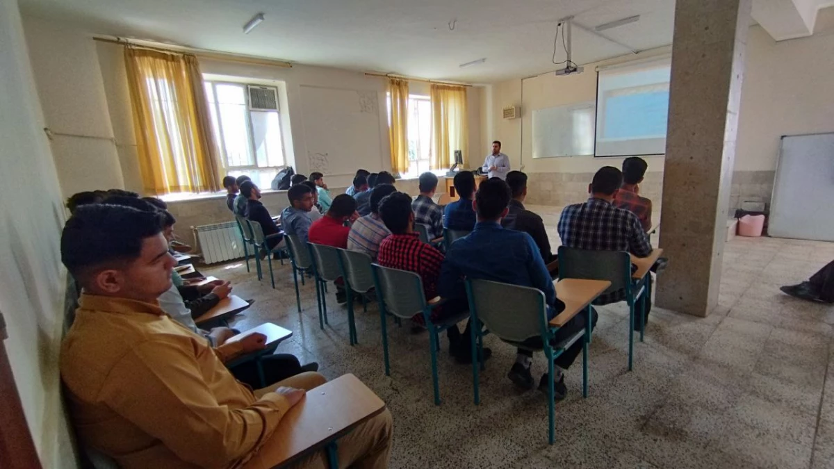 با حضور کارشناسان هسته گزینش آموزش و پرورش نیشابور انجام شد : 
برگزاری جلسات توجیهی و پرسش و پاسخ ویژه دانشجویان  3