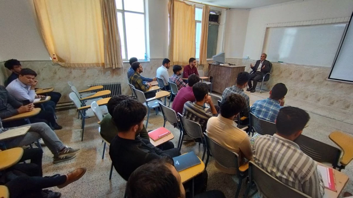 با حضور کارشناسان هسته گزینش آموزش و پرورش نیشابور انجام شد : 
برگزاری جلسات توجیهی و پرسش و پاسخ ویژه دانشجویان  4