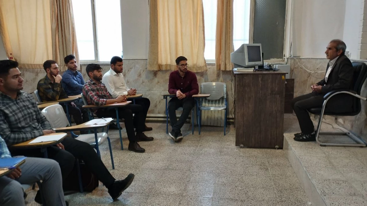 با حضور کارشناسان هسته گزینش آموزش و پرورش نیشابور انجام شد : 
برگزاری جلسات توجیهی و پرسش و پاسخ ویژه دانشجویان  5