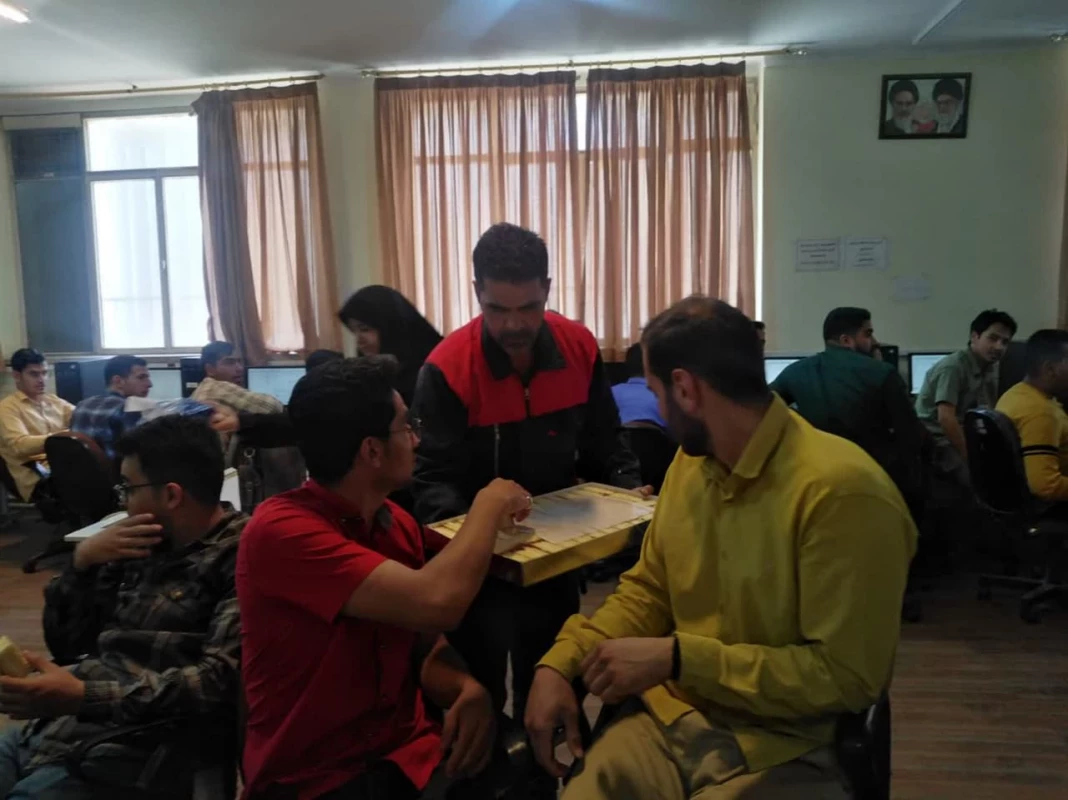 همزمان با دهه کرامت و فرارسیدن میلاد مسعود امام رضا ( ع) برگزار شد : 
توزیع شیرینی در کلاسهای درس دانشجویان  4