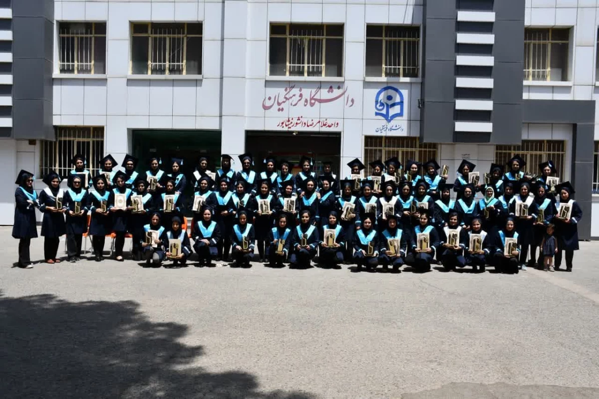 با حضور دانشجویان دختر ورودی 98 و خانواده های آنها برگزار شد : 
آئین دانش آموختگی دانشجویان دختر ورودی 1398 واحد دانشور نیشابور 3