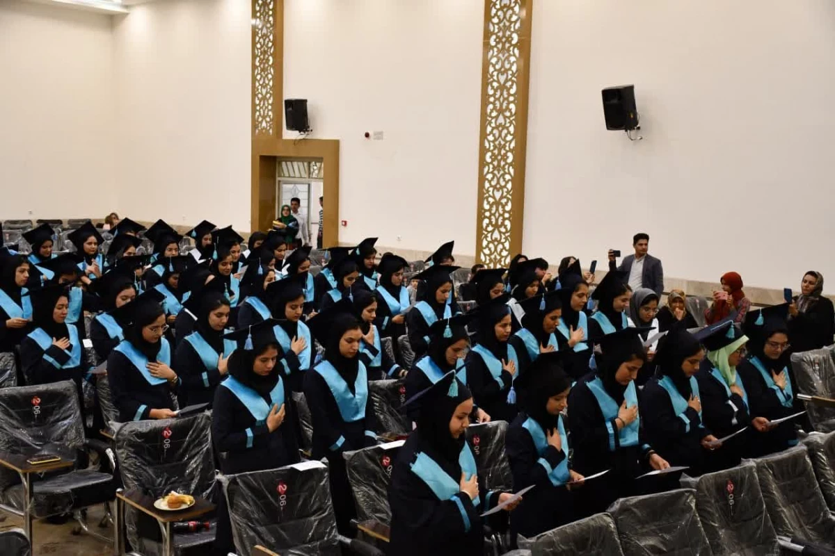 با حضور دانشجویان دختر ورودی 98 و خانواده های آنها برگزار شد : 
آئین دانش آموختگی دانشجویان دختر ورودی 1398 واحد دانشور نیشابور 4