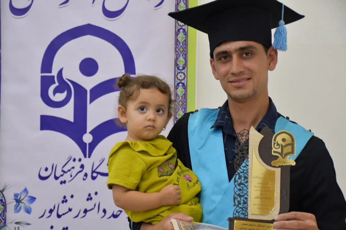 با حضور پرشور و نشاط دانشجویان ورودی 1398  برگزار شد : 
آئین دانش آموختگی دانشجویان رشته آموزش ابتدائی ورودی 98 واحد دانشور  5