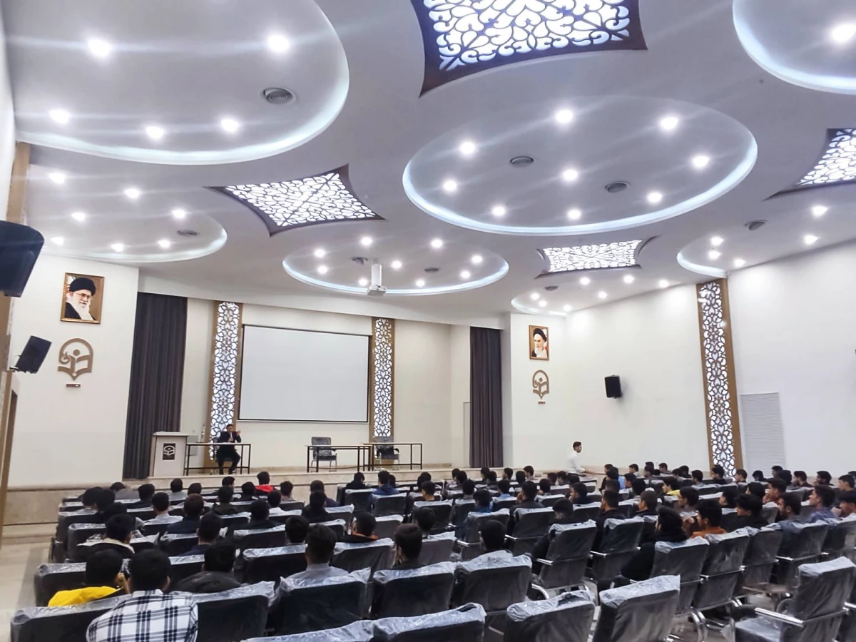 با حضور دانشجویان خوابگاهی ورودی 1402 برگزار شد . 
جلسه  توجیهی ارائه قوانین و مقررات  خوابگاهی با حضور سرپرستان شبانه روزی  3