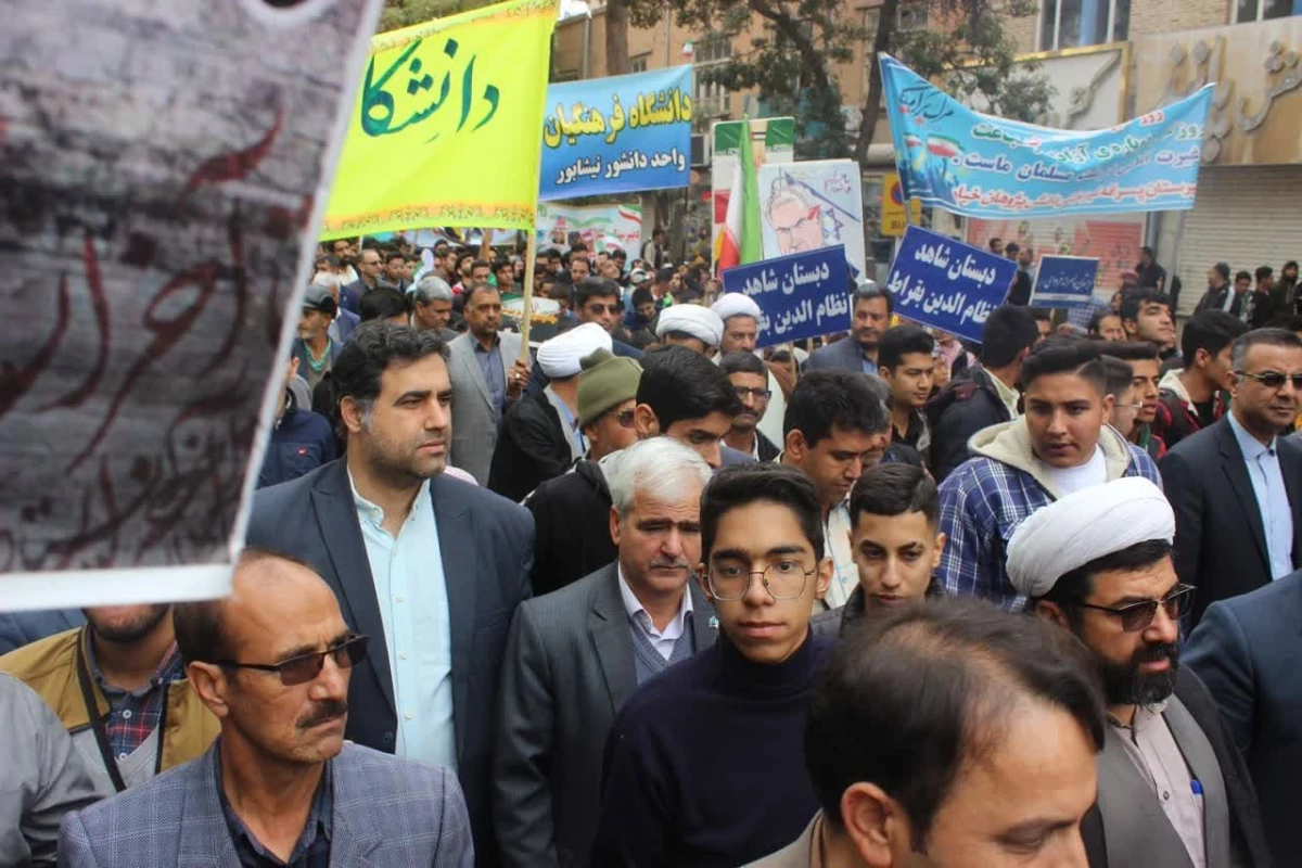 همزمان با 13 آبان روز ملی مبارزه با استکبار جهانی انجام شد : 
حضور پر شور اساتید و دانشجویان واحد دانشور در راهپیمایی روز 13آبان 1402 2