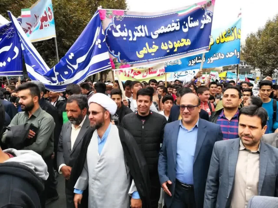 همزمان با 13 آبان روز ملی مبارزه با استکبار جهانی انجام شد : 
حضور پر شور اساتید و دانشجویان واحد دانشور در راهپیمایی روز 13آبان 1402 3