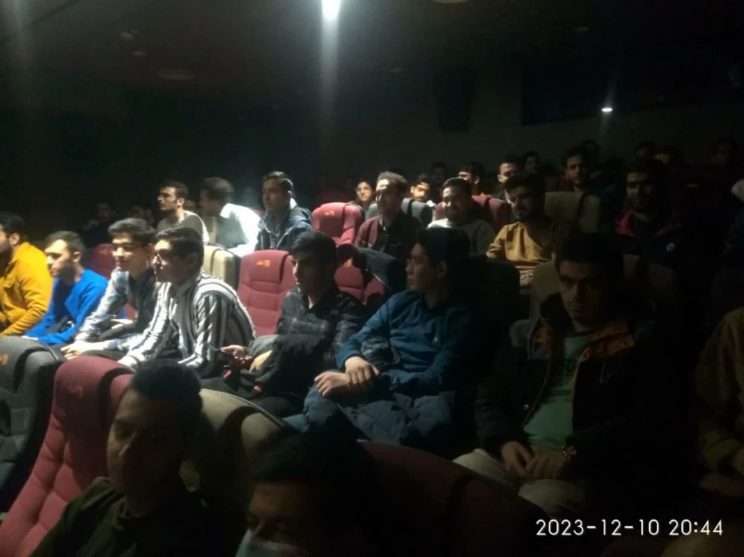 همزمان با روز دانشجو انجام شد : 
حضور دانشجویان در سینما مهدوی شهرستان نیشابور  2