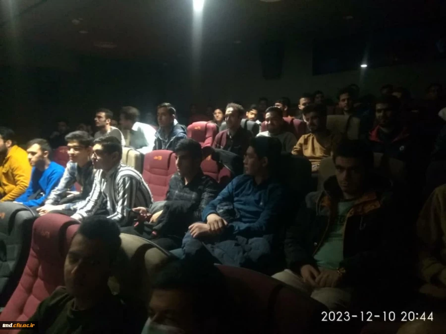 همزمان با روز دانشجو انجام شد : 
حضور دانشجویان در سینما مهدوی شهرستان نیشابور  2