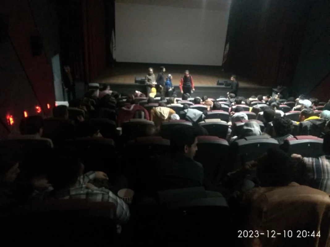 همزمان با روز دانشجو انجام شد : 
حضور دانشجویان در سینما مهدوی شهرستان نیشابور  3