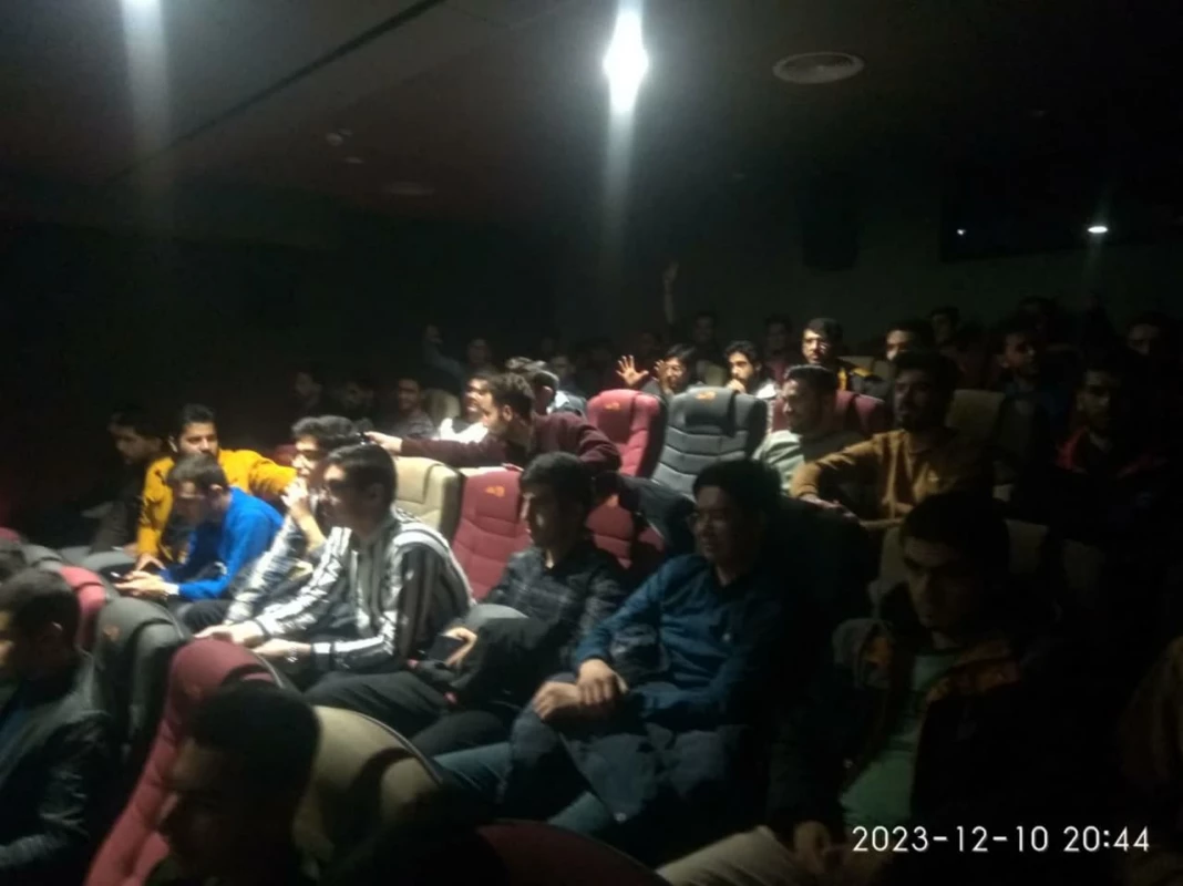 همزمان با روز دانشجو انجام شد : 
حضور دانشجویان در سینما مهدوی شهرستان نیشابور  4