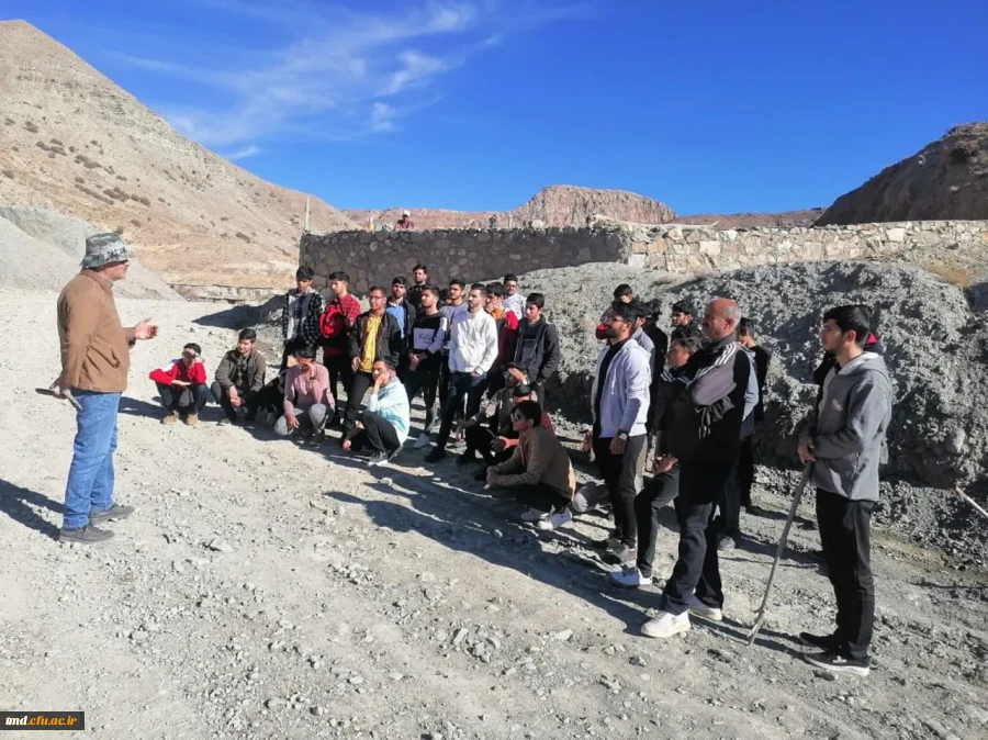 همزمان با هفته پژوهش و در راستای درس آموزش علوم تجربی برگزار شد : 
بازدید علمی دانشجویان مقطع کاردانی از روستای بقیع و آشنایی با انواع سنگها و پیدایش فسیل  2