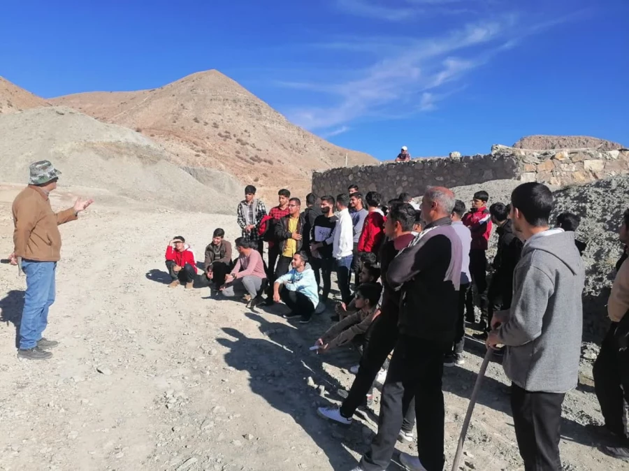 همزمان با هفته پژوهش و در راستای درس آموزش علوم تجربی برگزار شد : 
بازدید علمی دانشجویان مقطع کاردانی از روستای بقیع و آشنایی با انواع سنگها و پیدایش فسیل  3