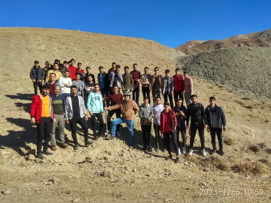 همزمان با هفته پژوهش و در راستای درس آموزش علوم تجربی برگزار شد : 
بازدید علمی دانشجویان مقطع کاردانی از روستای بقیع و آشنایی با انواع سنگها و پیدایش فسیل  4