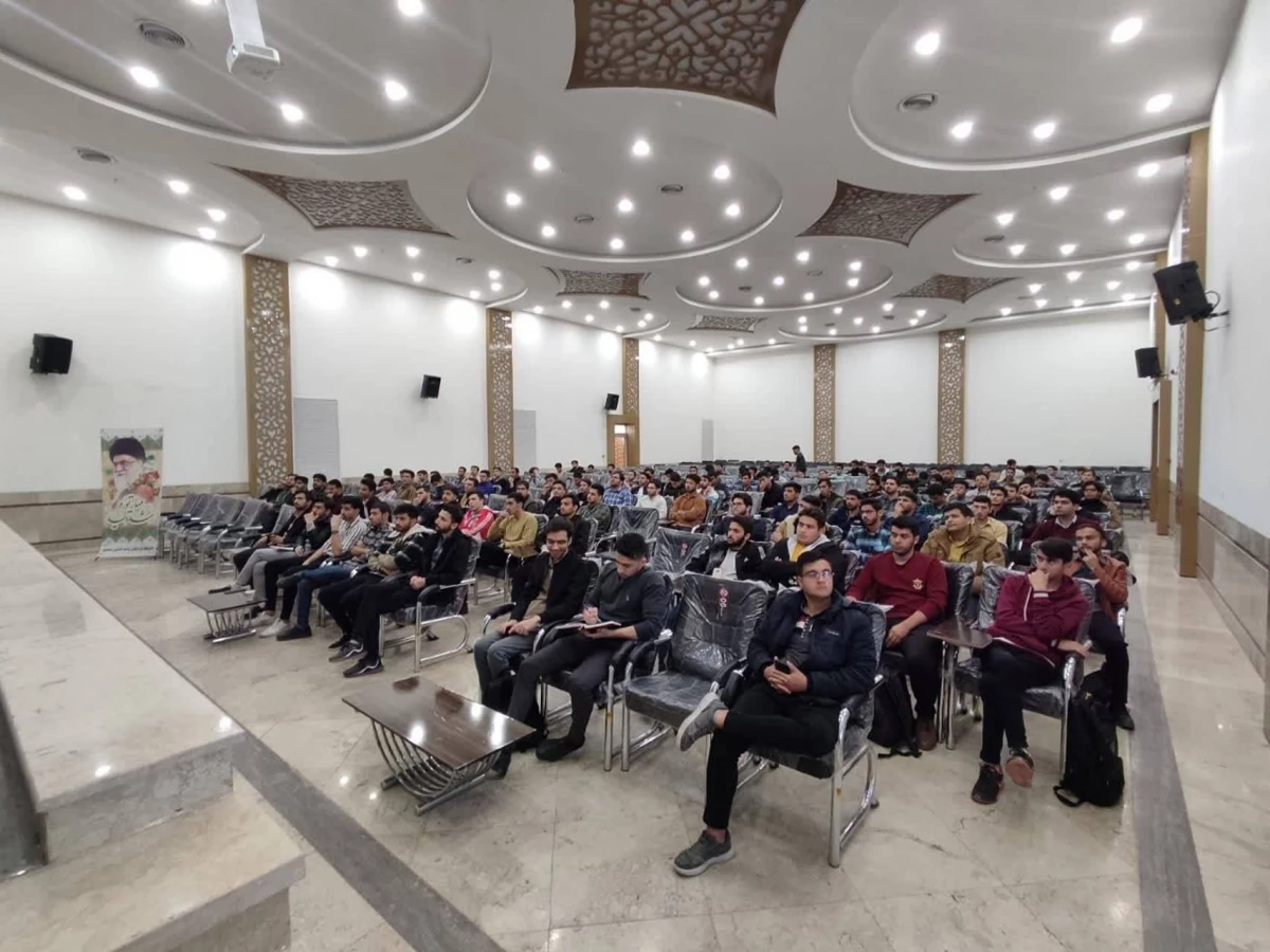 با حضور آقای دکتر سید الحسینی و همزمان با هفته پژوهش انجام شد : 
برگزاری کارگاه آسیب شناسی ورزشی ویژه دانشجویان واحد دانشور  4