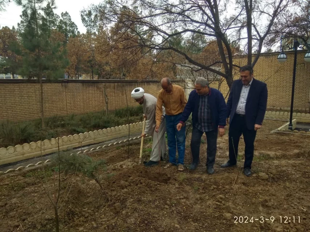 همزمان با روز درختکاری انجام شد : 
غرس سه عدد نهال مثمر در محوطه دانشگاه فرهنگیان واحد دانشور  3