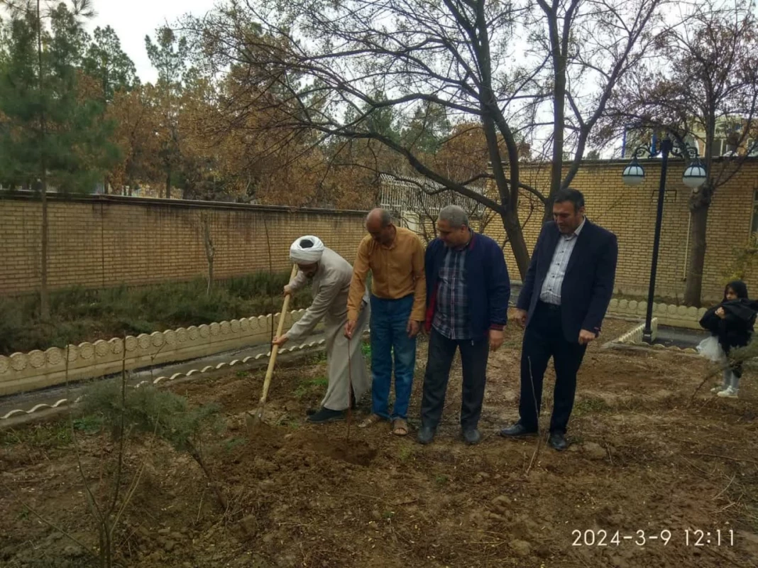 همزمان با روز درختکاری انجام شد : 
غرس سه عدد نهال مثمر در محوطه دانشگاه فرهنگیان واحد دانشور  4